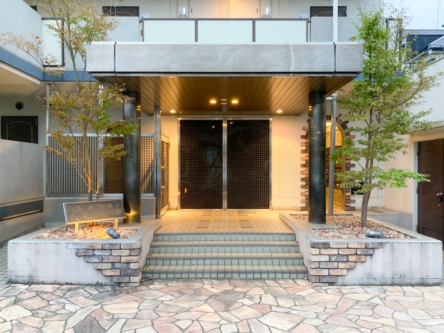 マンション投資、部屋の管理は管理会社に任せるか、自分でやるか