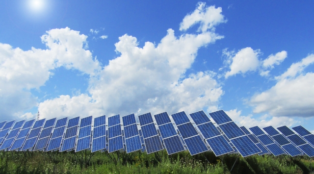 ここが違う「太陽光投資と不動産投資」　果たしてどっちが儲かるか？
